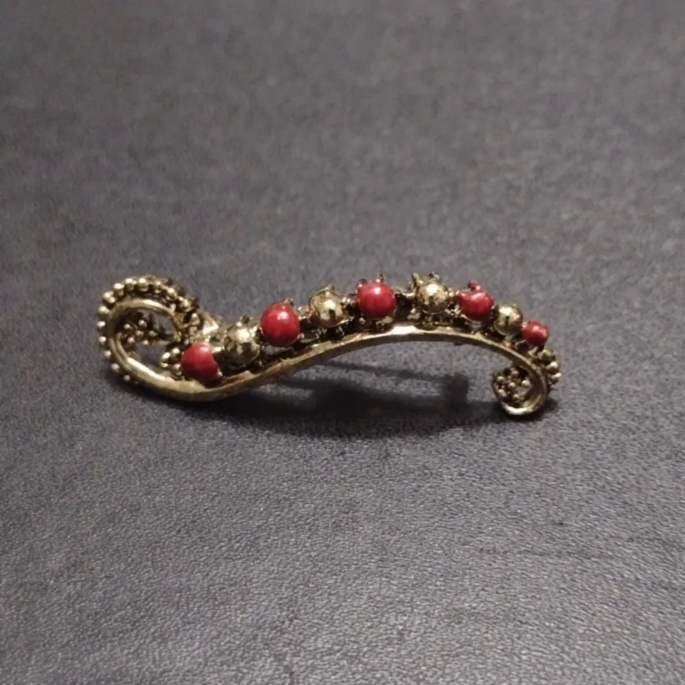 Gerry's vintage gold tone scroll brooch